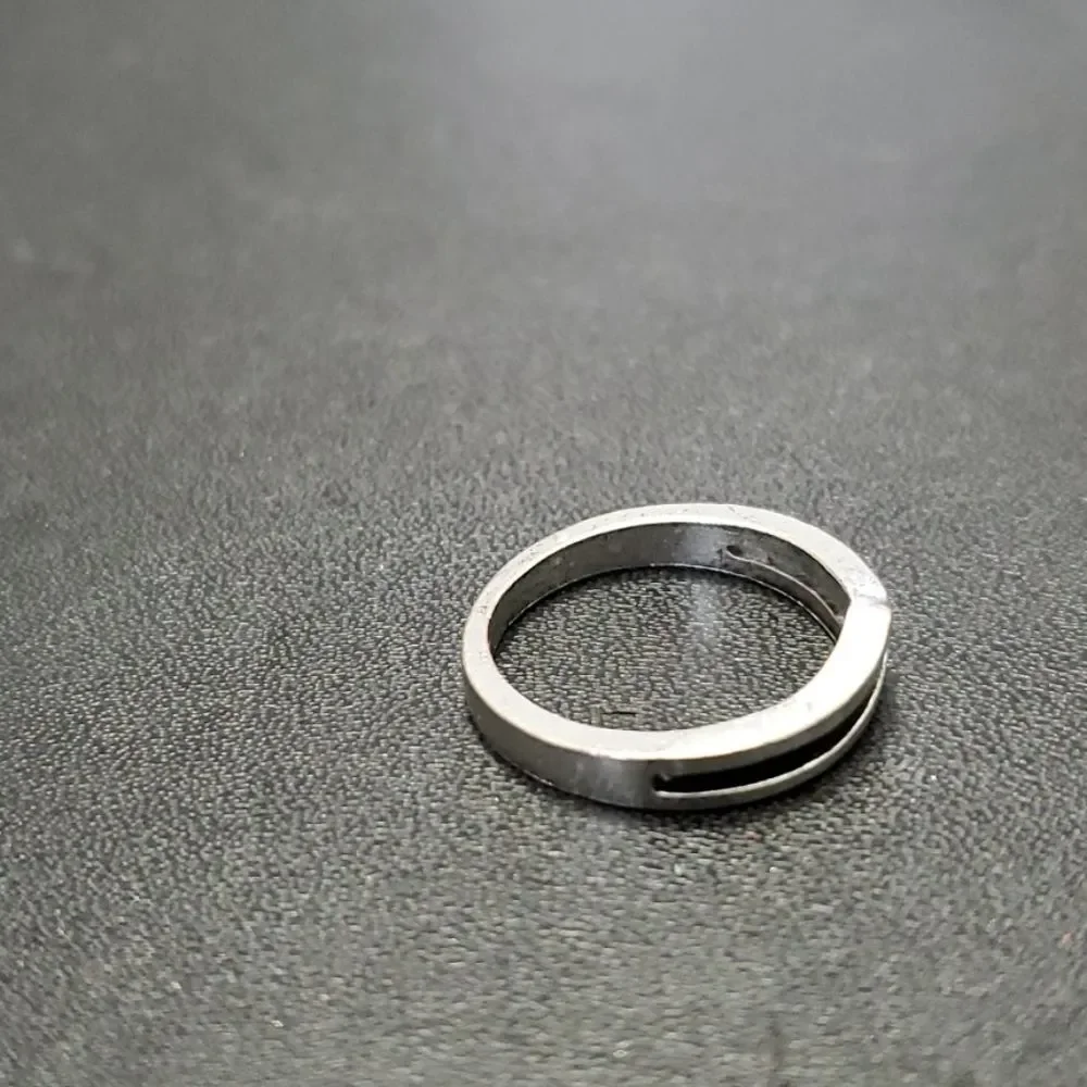 Silver tone v shaped ring size 5.5